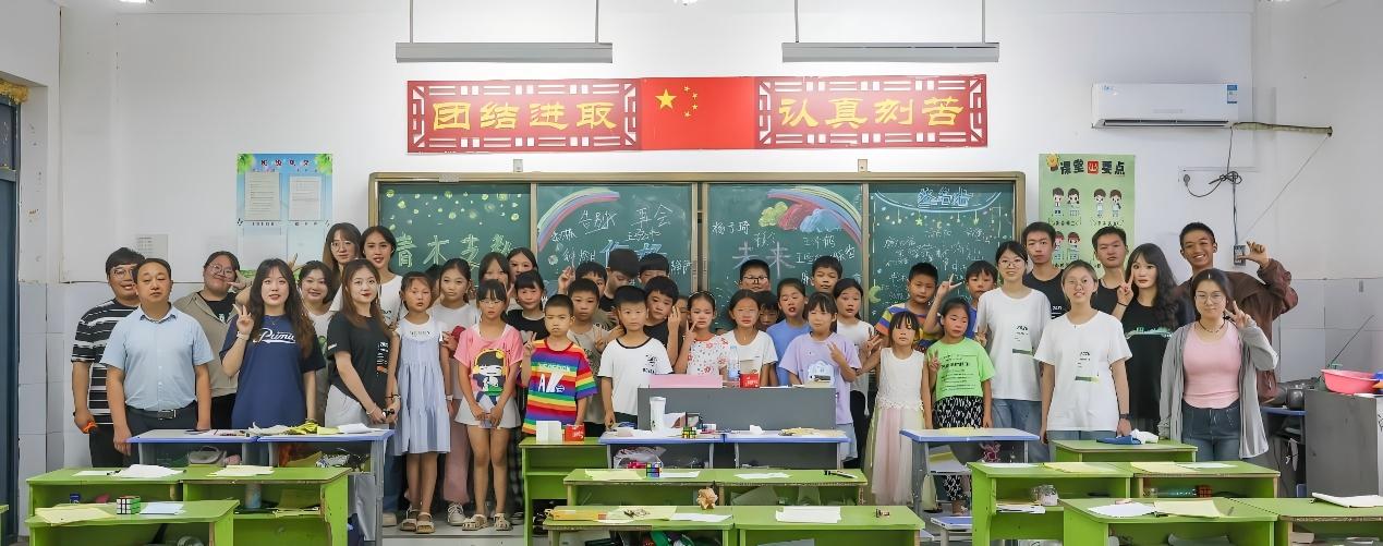 通过书屋升级、多彩跳跃游戏区建设及墙面艺术创作，为乡村校园增添了无限生机与活力